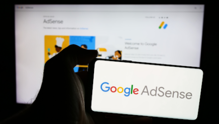 Smartphone zeigt Google-AdSense-Logo an