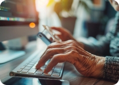 Frau Laptop alte Menschen